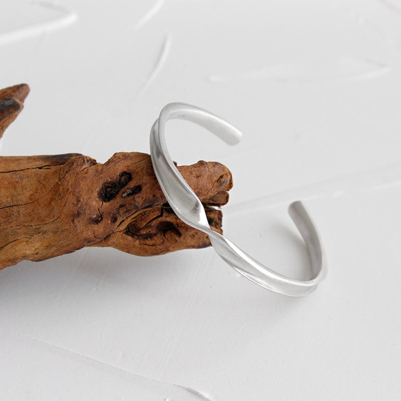 Amebelle® - Twist Satin Brushed Bangle