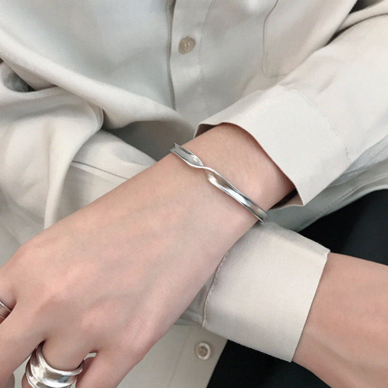 Amebelle® - Twist Satin Brushed Bangle